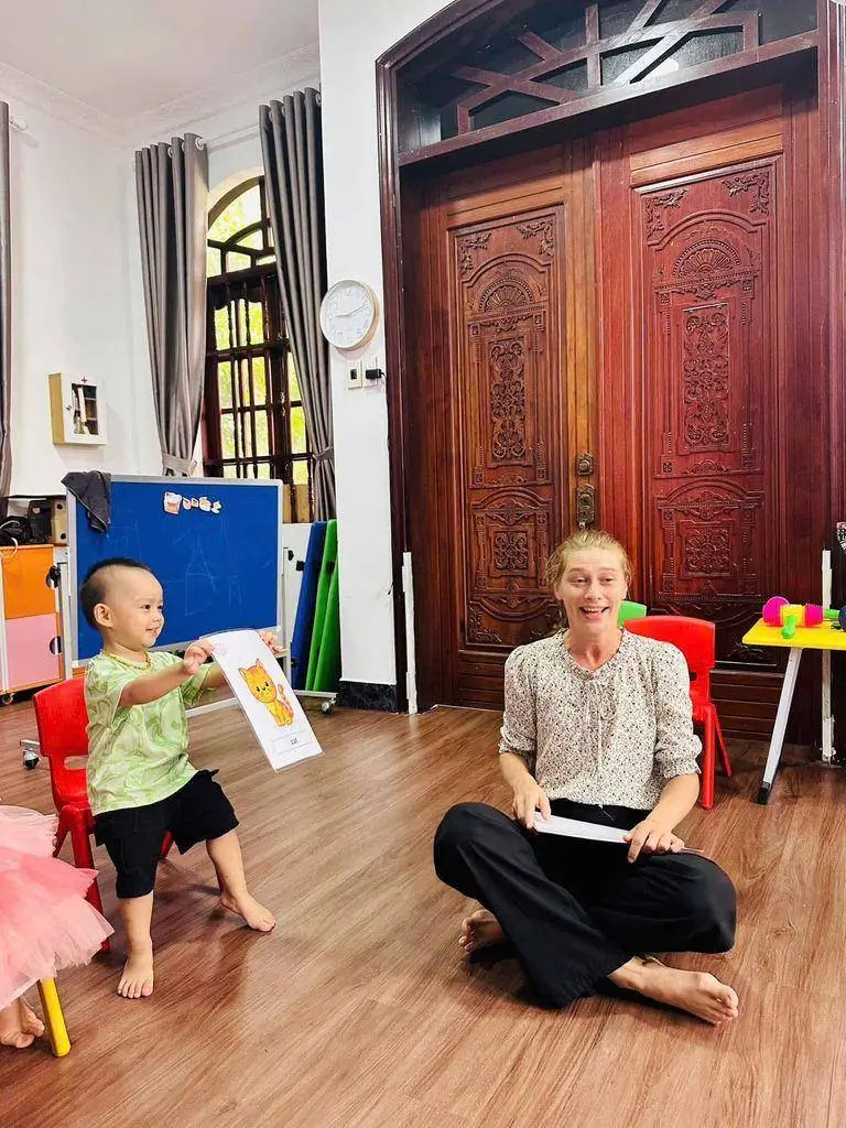 Rèn phản xạ giao tiếp tiếng Anh cho bé